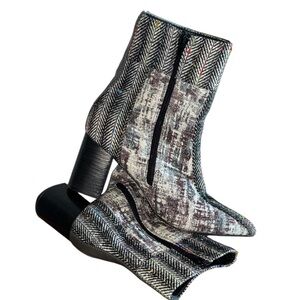 COCONUTS BY MATISSE Praline Boots, Black & grey textile, zipper, 3" heel. 8